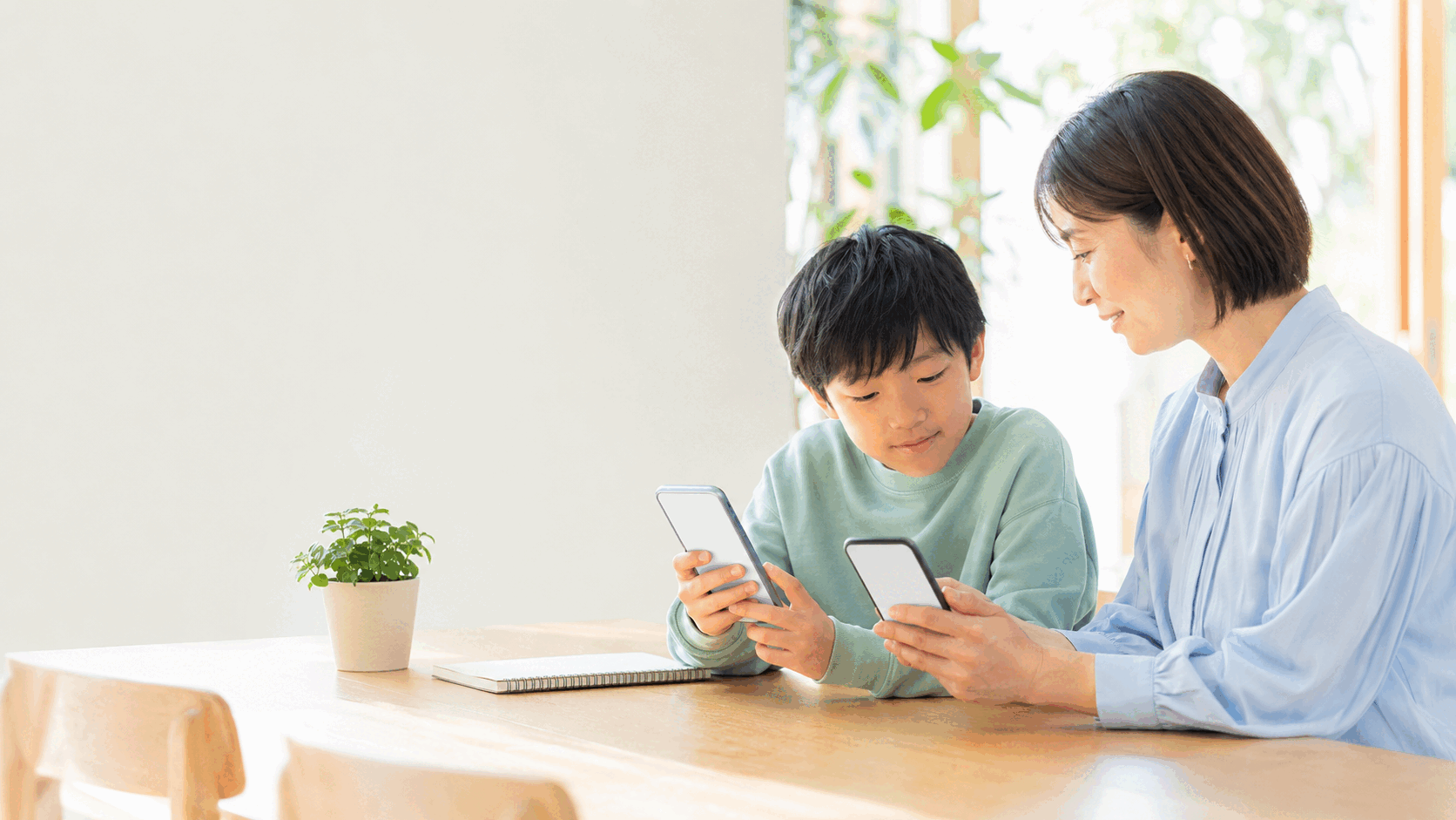 2台のスマートフォンを一緒に設定する親子