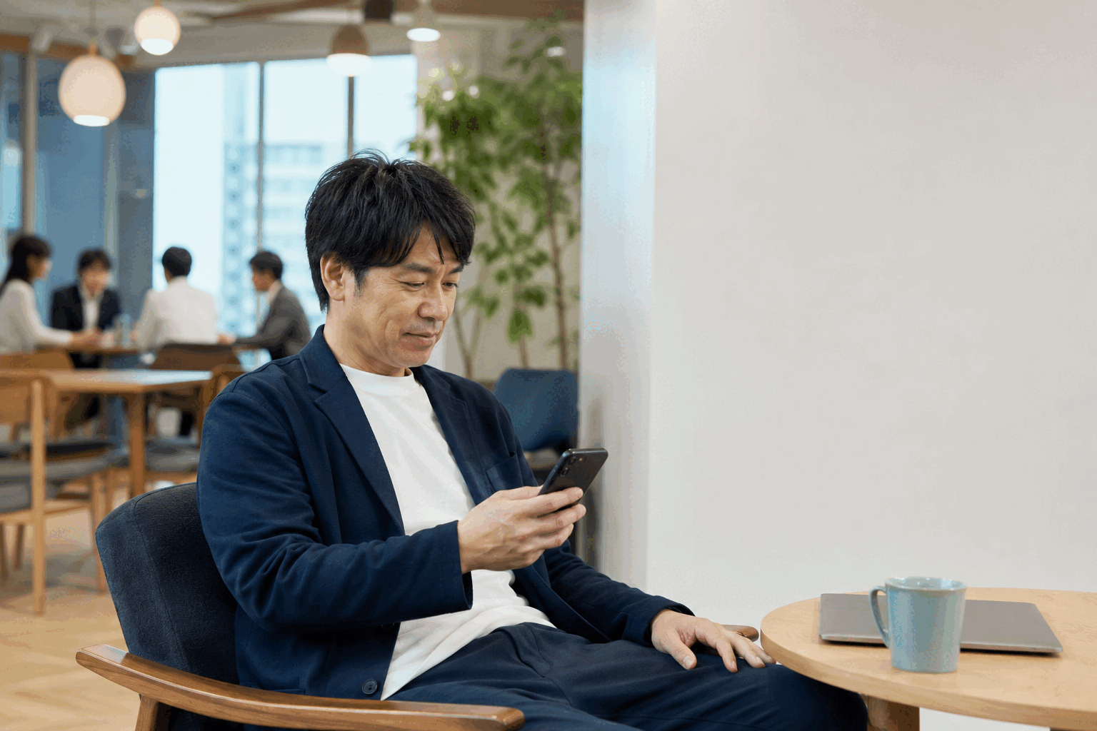 家族から届いた通知を確認する父親